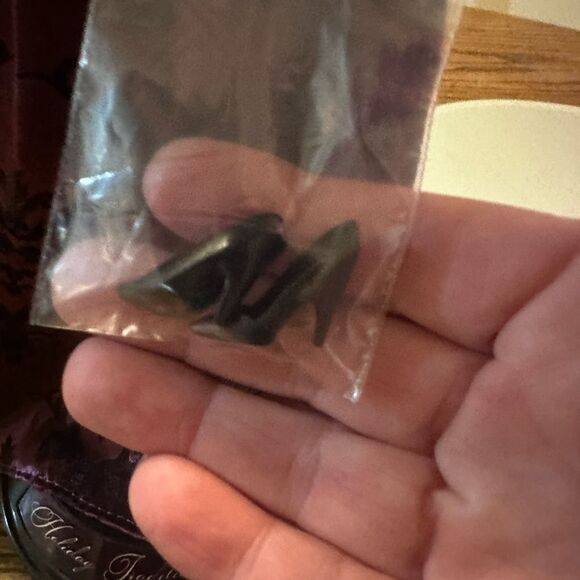 Vintage 90’s Holiday Homecoming Hallmark Traditions Collectible Barbie - Picture 7 of 7